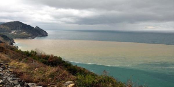 Zonguldak'ta denizin rengini de�i�tiren kirlilik
