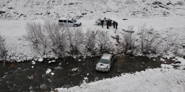 Kar ve buzlanma kazalar�: 1 �niversiteli �ld�, 3 ki�i yaraland�
