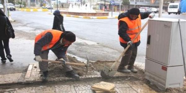 Elektrik hattı çukurlarını belediye ekibi kapatıyor