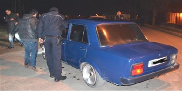 Otomobilinde ba��ndan vurulan gen� �ld�