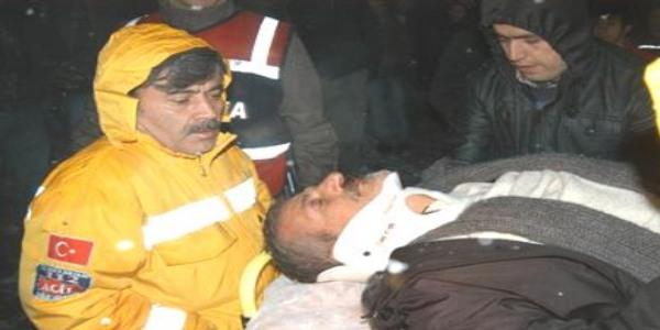 Otomobiliyle uçuruma yuvarlanan emekli öğretmeni sırtında taşıdı