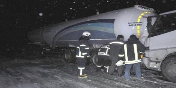 LPG y�kl� T�r kaza yapt�, K�tahya-Afyonkarahisar Karayolu 5 saat trafi�e kapand�