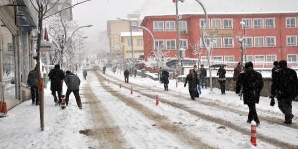 Kar, Gmhane ve Bayburt'ta yollar kapatt, okullar tatil edildi