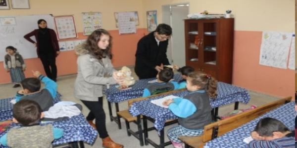 Lise ��rencileri yard�mla�ma ad�na k�y anaokullar� i�in oyuncak toplad�
