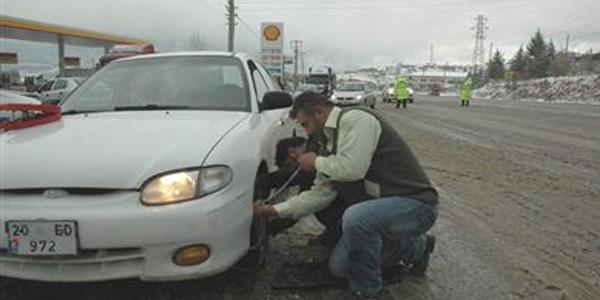 Denizli'ye ya�an kar ara�lara zincir takt�rd�