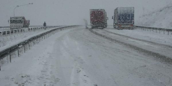 Hadımköy Yolu kar nedeniyle trafiğe kapandı