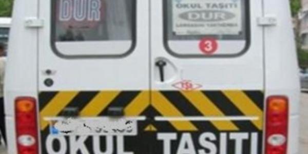 Fatih'te öğrenci servisi devrildi: 1 yaralı
