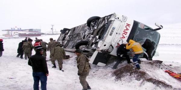 Ardahan'da yolcu otobs devrildi: 1 l, 16 yaral