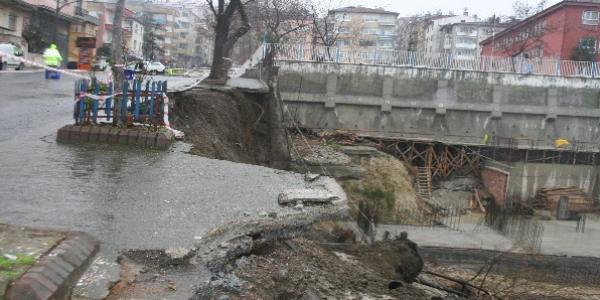 İstinat duvarıyla birlikte kaldırım çöktü: 1 öğrenci yaralı