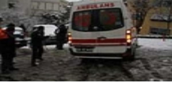 Yaralı taşıyan ambulans karda mahsur kaldı