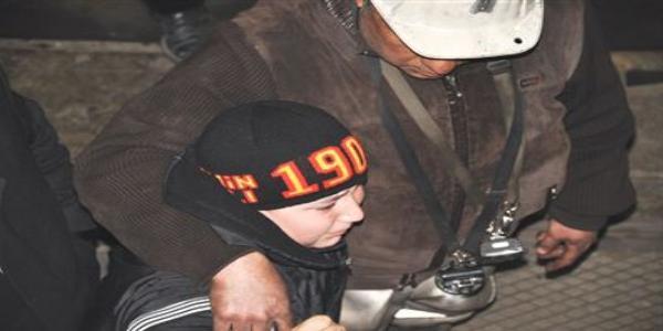 Babasını karşısında görünce boynuna atladı