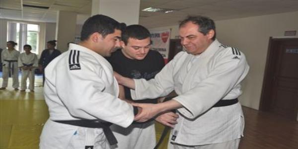 Belediye başkanı Putin'e özendi