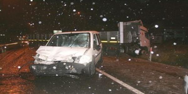 Ünye'de zincirleme Kaza: 1'i polis 2 yaralı