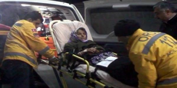 Hasta almaya giden ambulans kar nedeniyle yolda kald�