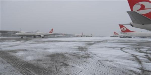 Sivas'ta hava ulaşımına kar engeli