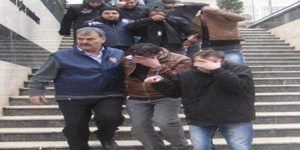 'Özür dileriz' tabelası koyup kabloları çalmışlar