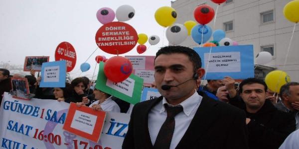 Sağlıkçılardan balonlu eylem