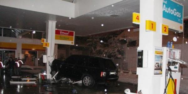 Kontrolden çıkan otomobil LPG pompasına çarptı