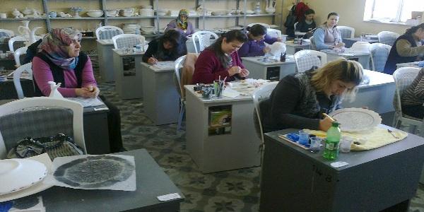 Kula HEM, 2012 yılında 35 branşta kurs açtı