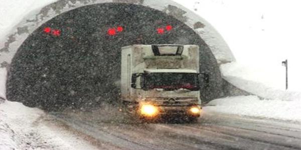 Kar yağışı Bolu Dağı'nda ulaşımı etkiledi