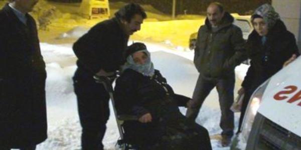 Kardan yolu kapal� k�yde do�um sanc�lar� tutan kad�n, 19 saatte hastaneye ula�t�r�ld�