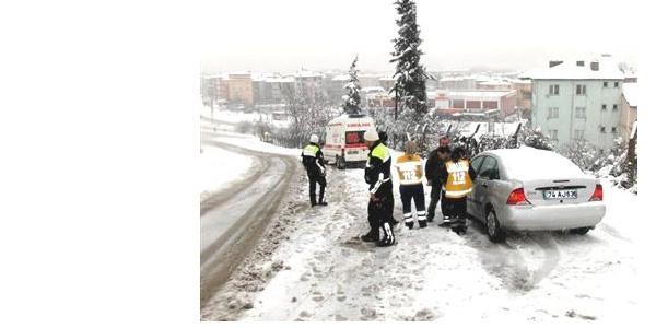 Kayan ambulans ile otomobil çarpıştı