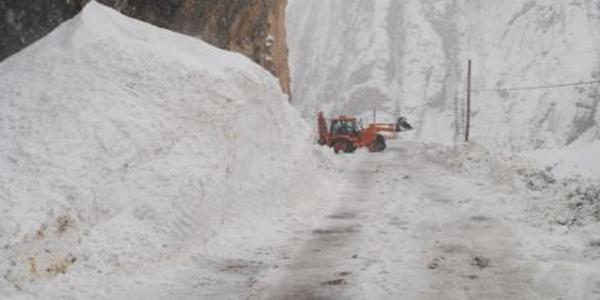 Hakkari-Van karayoluna çığ düştü
