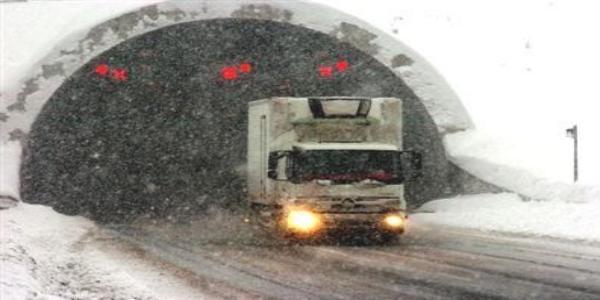 İstanbul istikameti trafiğe kapandı