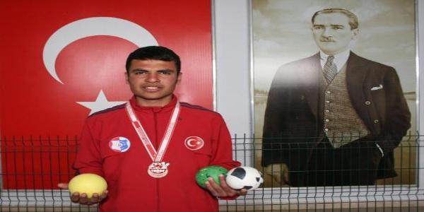 Liseli Furkan, okuldan atılmak üzereyken Kazan'ın milli gururu oldu
