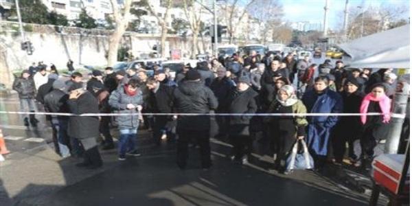 Şüpheli çanta trafiği durdurdu