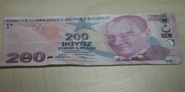 Parasının sahte olduğunu bankada öğrendi