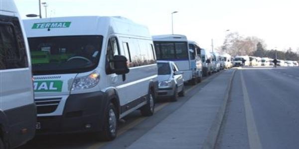 Yalovalı minibüsçüler yol kapattı