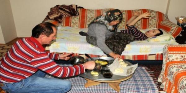 Bir oğlu iş buldu, özürlü oğluna bakım parası kesildi