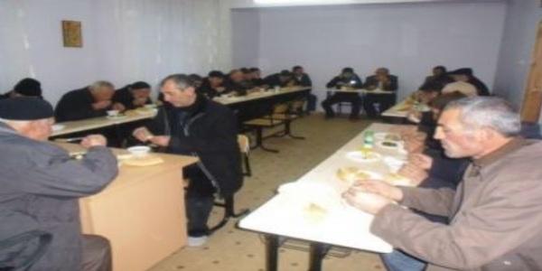 Müftüden sabah namazına gelen cemaate kahvaltı ikram etti