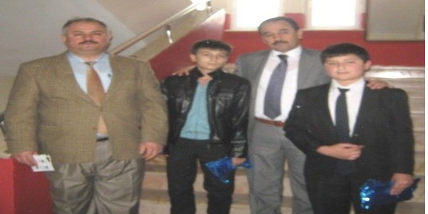 Yolda buldukları telefonu emniyete götürdüler