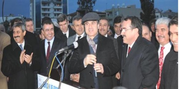 Bakanları bekleyen vatandaşlar zıplayarak ısınmaya çalıştı