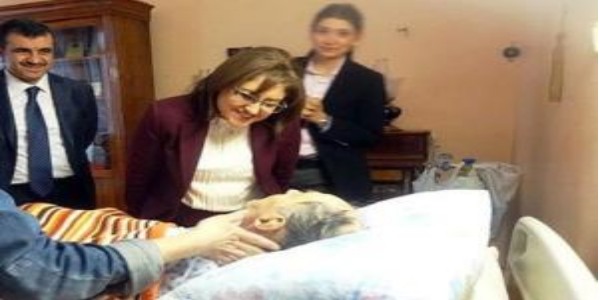 Bakan ünlü oyuncuyu ziyaret etti
