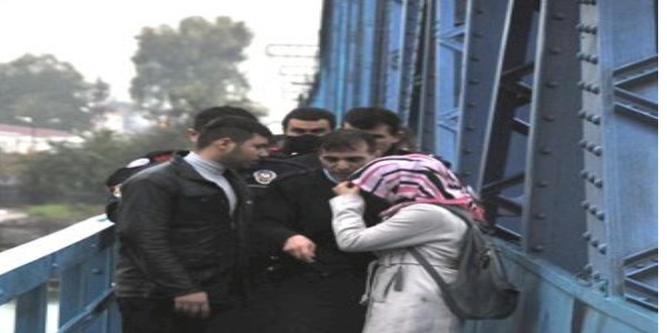 Babasının gözleri önünde köprüden atladı
