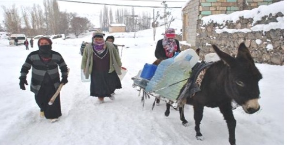 Karak��ta e�eklerle su ta��yorlar