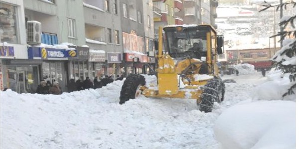 Hakkari'de karlar kamyonla taşınıyor