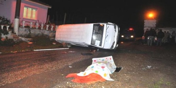 Kaygan yolda minibüs devrildi: 1 ölü, 2 yaralı