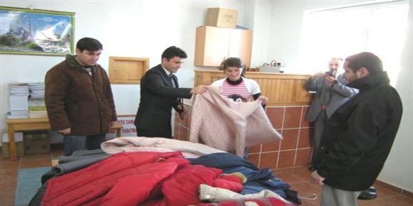 Başarılı öğrencilere kışlık elbise verildi