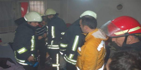 Dumandan etkilenen kadını itfaiye kurtardı