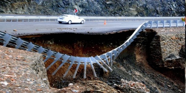 Marmaris'te duble yol yine çöktü