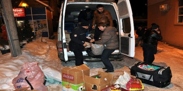 İşçileri taşıyan minibüste kaçak sigara ele geçirildi