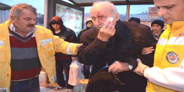 Su dolu kaldırım yaşlı adamı hastanelik etti