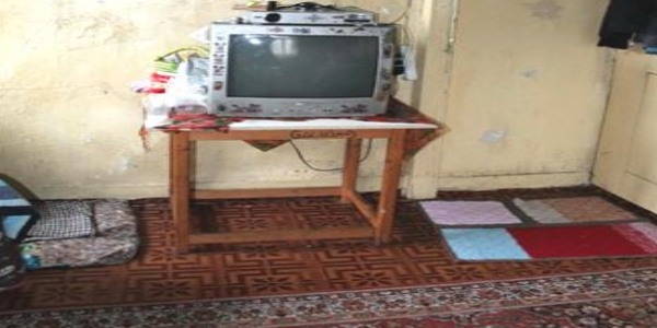 Isınmak için tahta kanepeyi kırıp yaktı