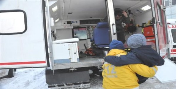 Hakkari'de hastaların imdadına paletli ambulanslar yetişiyor