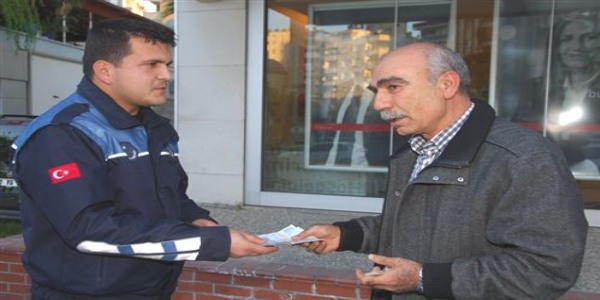 Zabıta memurundan insanlık dersi