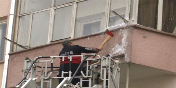 İtfaiye buz sarkıtlarını temizledi